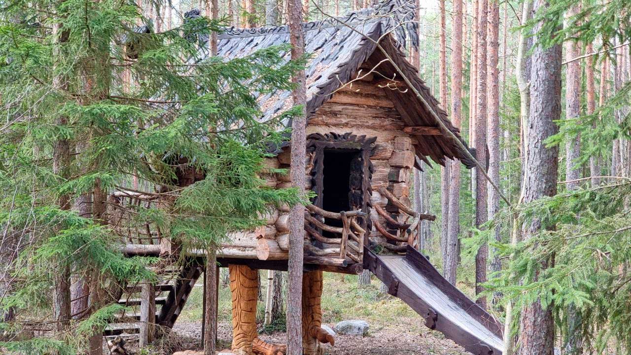 Детские  площадки и избушка Бабы-Яги