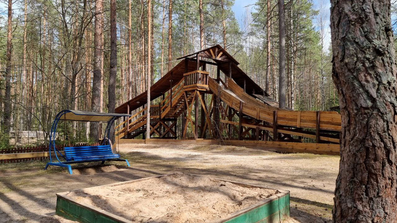Детские  площадки и избушка Бабы-Яги