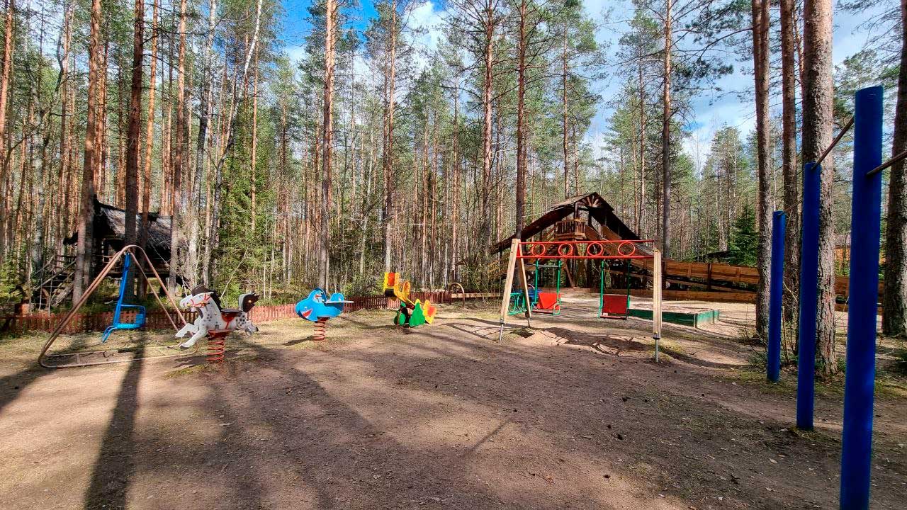 Детские  площадки и избушка Бабы-Яги
