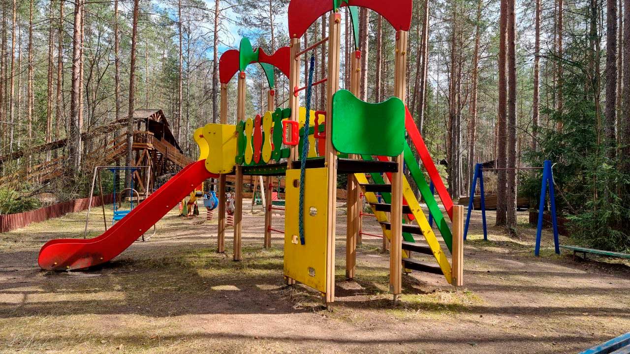 Детские  площадки и избушка Бабы-Яги